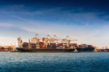 Ulaşım ve Dock Terminal., konteyner ithalat ve ihracat deniz yük taşıma sanayi., bağlantı noktası deniz manzara ve Harbor kargo tersane vinç köprü ile yükleme lojistik nakliye.