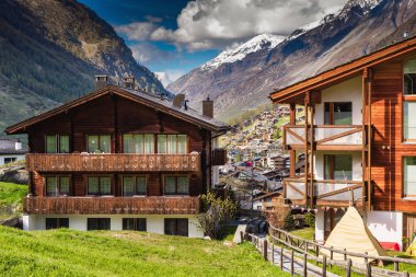 Zermatt City City City Scapecape Valley Eski Şehir Manzara, İsviçre, Alpler Mountain Range Karşı İsviçre Geleneksel Peyzaj Mimarlık Binası., Seyahat Ünlü Yer ve Tatil Gezisi.