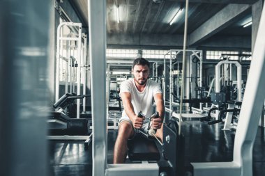 Yakışıklı Adam Fitness Club Çekme Makinesi ile Egzersiz olduğunu., Güçlü Adam Portresi Spor Salonunda Yanan Kalori Dışarı Çalışma yapıyor., Sağlıklı ve Fitness Yaşam Tarzı Kavramı