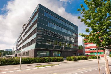 Modern Mimari ve Çağdaş Cephe Bina Tasarımı, Ofis Binasının Geometrik Yapısı, Zürih'te Urban Downtown District Şehir Manzarası, İsviçre