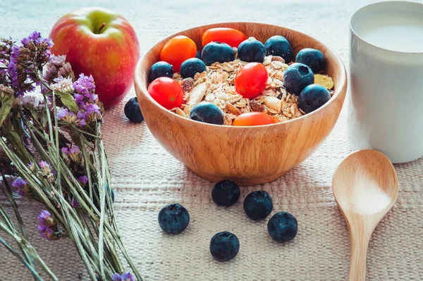 Snídaně zdravá Vegetariánská jídla s mlékem, granoly, müsli a čerstvým ovocem na stole., dietní stravování a koncepce zdravotní péče — Stock fotografie