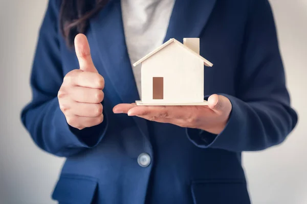 Imóveis Comerciais Vendendo e Estate Investment Concept, Close-Up Retrato de Mulher de Negócios em Terno Mostrando Modelo Casa com Giving Thumbs Up Against Isolated White Background . — Fotografia de Stock