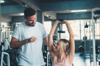 Spor Dambıl Ekipmanları ile Egzersiz Eğitim Sportif Çift Love., Genç Çift Kafkas Spor Kulübü'nde Birlikte Egzersiz ve Eğitim., Spor Egzersiz ve Sağlıklı Konsept.