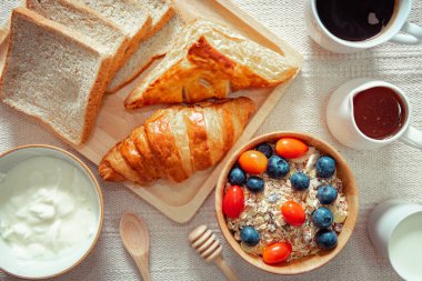 Sütlü Kahvaltılık Sağlıklı Vejetaryen Gıda, Ekmek, Granola, Yoğurt, Bal, Kahve ve Taze Meyveler Masada., Sabah Lezzetli Yemek Menüsü, Diyet Yeme ve Sağlık Konsepti.