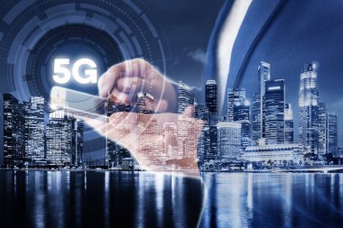 İş Teknolojisi Telekomünikasyon ve İletişim 5g Ağ Bağlantı Kavramı, Cityscape Arka Plan ile Bilgi İletişim için Cep Telefonu Kullanarak İş Kadını Çift Pozlama.