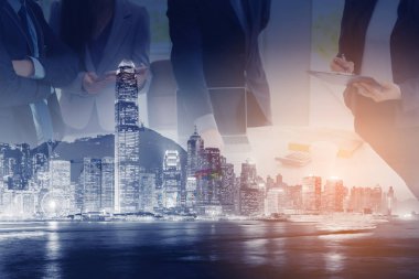 İş Adamları Girişimciler Ekibi, Projelerini Konferans Salonunda Bir Araya Getiriyor ve Beyin Fırtınası'nda Buluşuyor. Girişimcilik Takım Çalışması Çift Pozlama Birlikte İş Anlaşması Toplantısı vardır