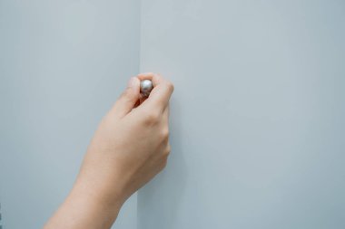 Kadın Elinin Yakın Çekimi Mutfak Odasında Kapı Dolabını Açıyor, Kadın Elleri Kiler Odasında Ahşap Kapı Dolabı çekiyor. Mobilya Detaylandırma ve Ev Konsepti