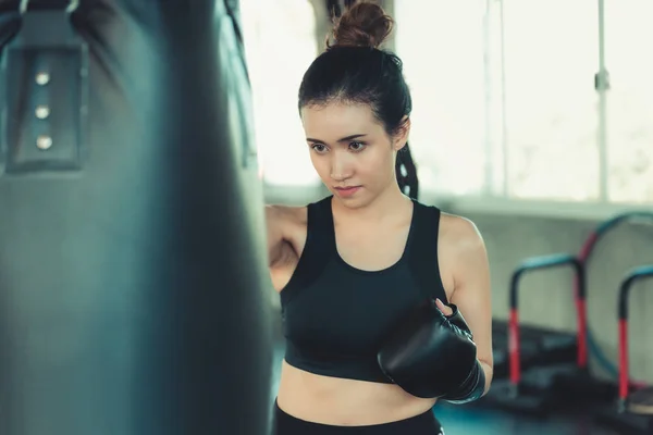 Boxeadora Deportiva Femenina es Entrenamiento Ejercicio Punzonado en Fitness Club, Retrato de Boxeo Mujer está Practicando Footwork Con Bolsa de Boxeo., Hermosa de Chica Asiática Haciendo Ejercicio en Gimnasio. Estilos de vida deportivos . — Foto de Stock