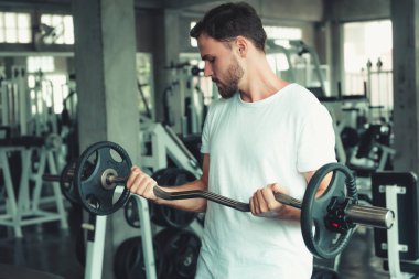 Yakışıklı Adam Fitness Club Bodybuilder Ekipmanları ile Ağırlık Egzersiz olduğunu. Spor Salonunda Vücut Geliştirme Çalışma Yapan Güçlü Adam Portresi., Sağlıklı ve Fitness Spor Salonu Kavramı