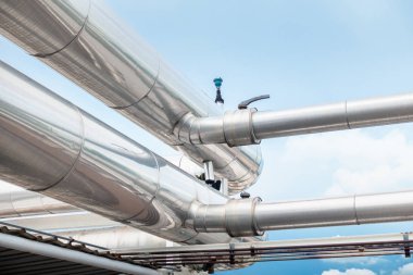 Hava Chiller Boru Hattı ve Hvac Sistemi Mağaza, Klima Chiller Boru ve Çıkış Soğutma Sistemleri Havai Bina Yapısı. Endüstriyel Ekipmanların Borulanması için Yalıtım Kapağı