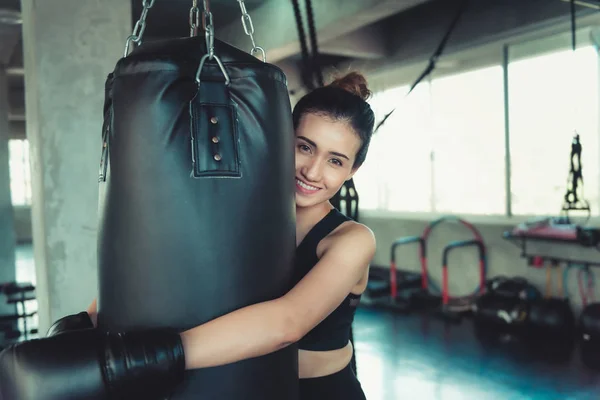 Boxeadora Deportiva Femenina es Entrenamiento Ejercicio Punzonado en Fitness Club, Retrato de Boxeadora Mujer con Bolsa de Boxeo Posando. Hermosa chica asiática haciendo ejercicio en el gimnasio. Estilos de vida deportivos . — Foto de Stock