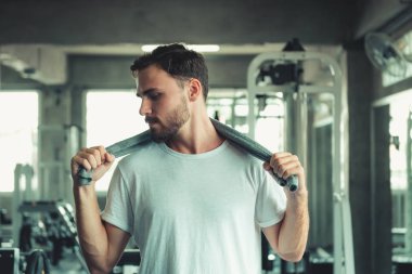 Yakışıklı Sağlıklı Adam Tutan Terleme Havlu Fitness Spor Kulübü'nde Egzersiz. Spor Salonunda Egzersiz Yapan Güçlü Adamın Portresi. Spor Boş Zaman Aktiviteleri ve Fitness Yaşam Tarzı Kavramı