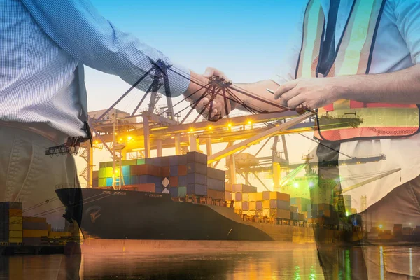 Business Cargo Shipping and Financial Investment Concept, Industrial Logistics Forwarder voor Container Transport. Dubbele Exposure van Zakenman Handdruk Na Zaken Deal Samen — Stockfoto