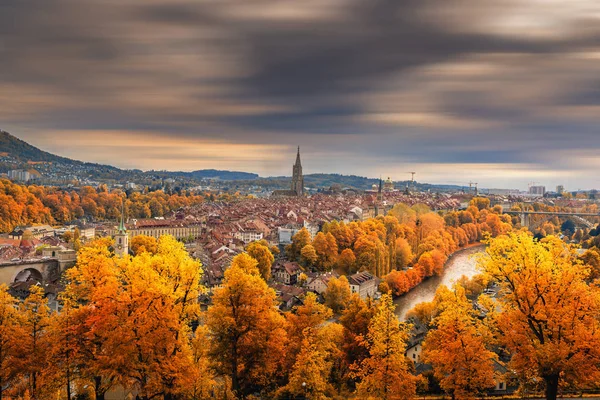 Cityscape Historical Architecture Building of Bern at Autumn Season, Sveits, Capital City Landscenery and Historic Town Places of Bern., Architectural Urban Downtown of Swiss Culture – stockfoto