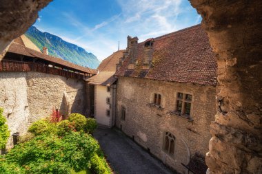 Chillon Şatosu 'nun Eski Tarihi ve Ünlü Yeri Mimari, İsviçre' de Güzel Antik İsviçre Kültür Binası. Montreux 'da Tarihi Mimarisi Olan Chillon Kalesi