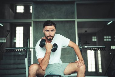Yakışıklı Adam Vücut Geliştirme Kulübü 'nde Vücut Geliştiren Dumbbell Machine, Spor Salonunda Kas Geliştirme Yapan Güçlü Sporcu Portresi, Sağlıklı ve Spor Yaşam Tarzı Konsepti.