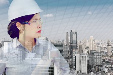 Şehir Arkaplanı 'nda Güvenlik Teçhizatında İnşaat Mühendisi Kadın, Şehir Gökdelen Binası Manzaralı Akıllı İş Kadını. İş Mühendisliği ve Liderlik Konsepti