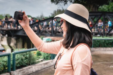 Turist Kadın Seyahat Yeri 'ni gezerken eğleniyor, Asyalı Kadın Tayland' da Tarihi Mimarinin Fotoğraflarını Çekerken Rahatlıyor ve Eğleniyor. Seyahat Keşif ve Seyahat Konsepti