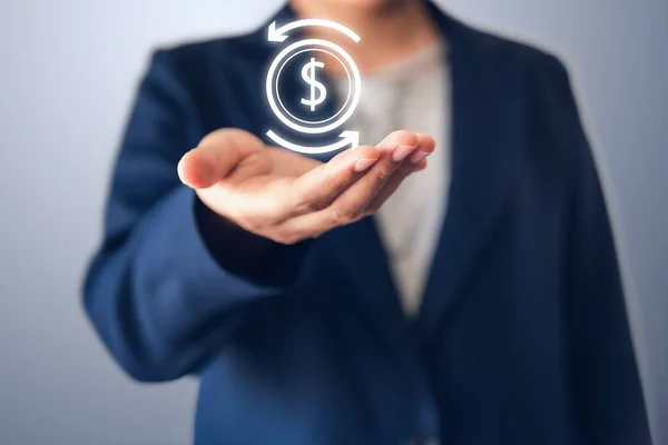 Business Finance Investment and Stock Market Concept, Businesswoman Holding Dollar Money Currency Symbol for Financial Exchange Management (en inglés). Servicio de transferencia de dinero y banca electrónica —  Fotos de Stock