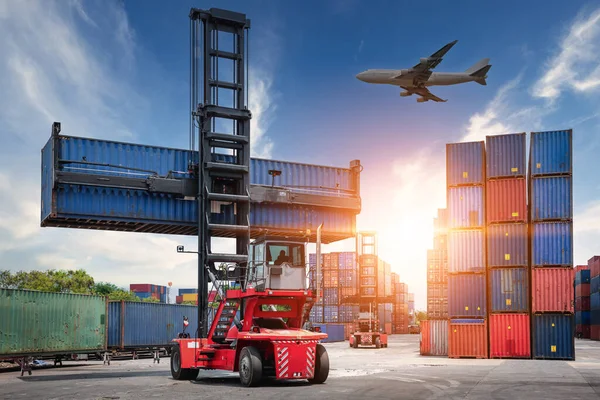 Lojistik Taşımacılık Endüstrisinin Kargo Limanı Deposu. Forklift, Yük İthalat / İhracat Taşıma Konteynırları. Ticari Nakliye Lojistik Hizmetleri Taşımacılık Endüstrisi