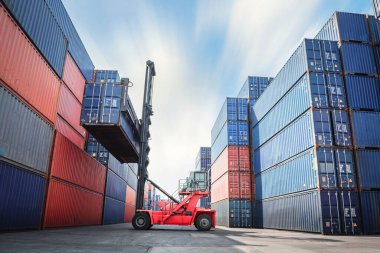 Nakliye / İthalat / İhracat Taşımacılık Endüstrisi Konteynır Yükü, Taşımacılık Crane Forklift, Liman Kargo Nakliye Tersanesi 'ndeki kutu konteynırlarını kaldırıyor. Lojistik Nakliye Gemisi Servisi 