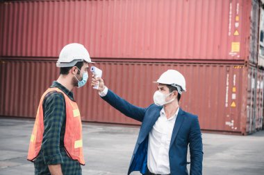 Coronavirus Covid-19 Salgın Salgın Hastalığı, İnşaat İşçisi İnşaat Alanında Sıcaklık Taraması Yapıyor. Corona-Virüs Covid19 Yeni Normal Kavramı Önleme