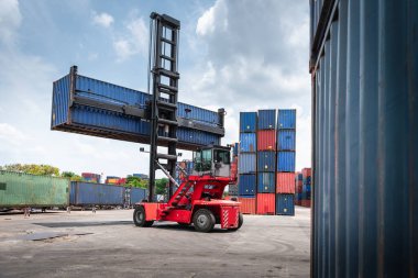 Lojistik Taşımacılık Endüstrisinin Kargo Limanı Deposu. Forklift, Yük İthalat / İhracat Taşıma Konteynırları. Ticari Nakliye Lojistik Hizmetleri Taşımacılık Endüstrisi
