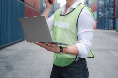 Taşımacılık Endüstrisi Lojistik Taşımacılık Yönetimi, Taşımacılık Mühendisliği Yönetimi Konteynır Tersanesindeki Bilgisayar Dizüstü Bilgisayarı. İş Kargo Gemisi İthalat / İhraç Fabrikası Lojistik.