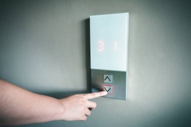 Kadın El 'in Kapanışı, Ofis Binasına Erişim İçin Asansör Düğmesi, Yukarı ya da Aşağı Katlar İçin Elektrik Asansör Düğmeleri Kontrolü. Tesis Elektrikli Asansör Paneli 