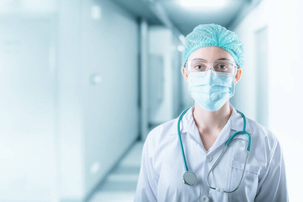 Врач-хирург и гинеколог, портрет врача-хирурга в СИЗ оборудовании на изолированном фоне. Врачи-женщины в маске и колпаке для хирургии пациентов. Медицинская клиника
