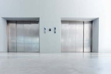 Modern Asansör ve Lobi Girişinin İç Dekorasyonu, Ofis Binasının Çelik Kapı Erişilebilirliği Asansörü. Lobi Salonundaki Asansör Giriş Kapısı Otelin Koridor Dekorasyonu 
