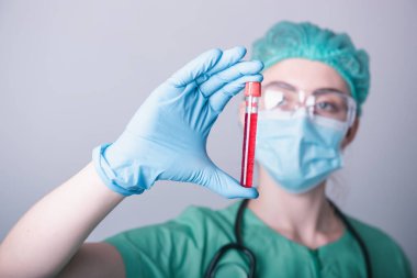 Coronavirus Covid-19 Laboratuar Hızlı Örnek Test Konsepti, Tıp Laboratuvarı veya Corona Virüs Hasta Kanını Laboratuar Odasında Analiz Etme Doktoru. Covid19 Teşhis ve Tıp Kliniği Sağlık Hizmetleri
