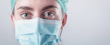 Tıbbi Cerrahi ve Sağlık Hizmetleri, PPE Ekipmanı 'ndaki Doktor Portresi, tecrit edilmiş arka planda. Hasta Cerrahisi Yüzü Maskesi Giyen Tıp Kadın Doktorları. Sağlık Hastanesi
