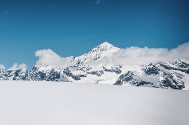 İsviçre Alpleri 'nden kar tepeli manzara manzarası, İsviçre' nin Matterhorn Buzul Bahçesi 'nde dağlarla kaplı buz dağları. İsviçre 'nin Alp Dağlarının Yolculuğu ve İstikameti