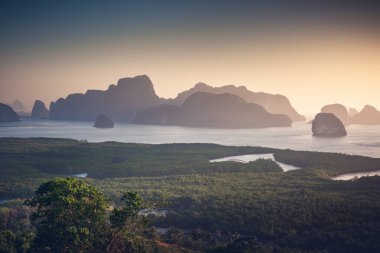 Tropikal Deniz Burnu Tayland Doğa Manzarası Sabah Şafağı, Güneydoğu Asya 'daki Deniz Takımadaları Cennet Adası Havadan Görünümü, Tayland Seyahat Turistlerinin İstikameti. Doğal Arkaplan