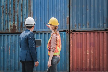 İthalat / İhracat Ulaşım Endüstrisi Konteynır Taşımacılık Mühendisliği, Ulaştırma Mühendisleri Ekibi Kontrol Konteynerleri Liman Gemisi Yükleme İskelesinde bir arada. İş Takımı