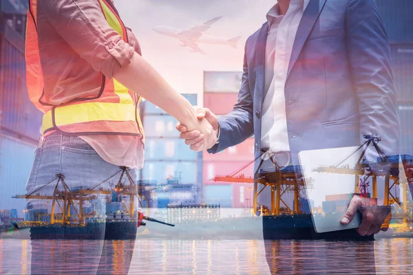商务及货运公司工人与集装箱船码头握手的双重接触 货运服务业进出口的运输费 — 图库照片