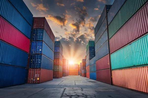 Limandaki Kargo Gemisi İthalat / İhracatı, Konteyner Lojistik Endüstrisinin Kargo Nakliyesi. Denizcilik Ulaşım Dağıtım Yard, Ticari İskele ve Ulaşım. 