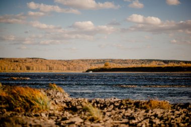 Nehir, çim ve ışık akşam ve çalışan nehir, nehir taşları, çakıl nehir banks.great oyun arka plan, sıcak akşam ışığında çekim için warw vurulmuş taşlar.