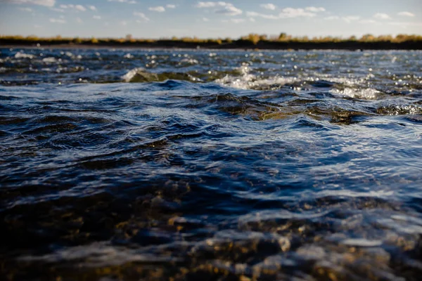 Заспокойте Річкової Води Світлому Фоні Вечір Крупним Планом Хвилі Річка — стокове фото