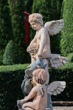 Tayland parkta meleklerin güzel mermer heykel. Güzel güneşli yaz gün.
