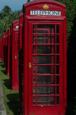 Londra telefon dükkanlar ayakta parkta. Tayland park, dikey. Güneşli yaz gün.