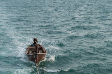 uzun kuyruk tekne deniz yatay, yaz Tayland, mavi deniz ve gökyüzü yüzen