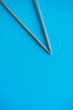 Uzun demir örgü iğne falan batmazdı ışık arka plan mavi.