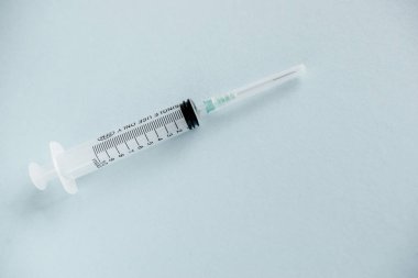 Saydam bir arka plan üzerinde bir iğne şırınga. Hiçbir sıvı içinde belgili tanımlık tenkıye. Tek Kişilik Kullanım sadece. 