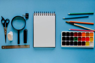 Kırtasiye ve sanat malzemeleri ile mavi arka plan üzerinde ayarlayın. Organazied yaratıcı vs.