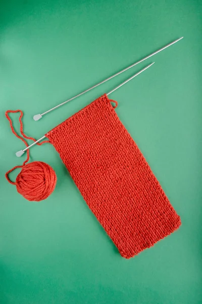 Bright Red Scarf Knitting Needles Green Background Green Red Contrast — Stock Photo, Image