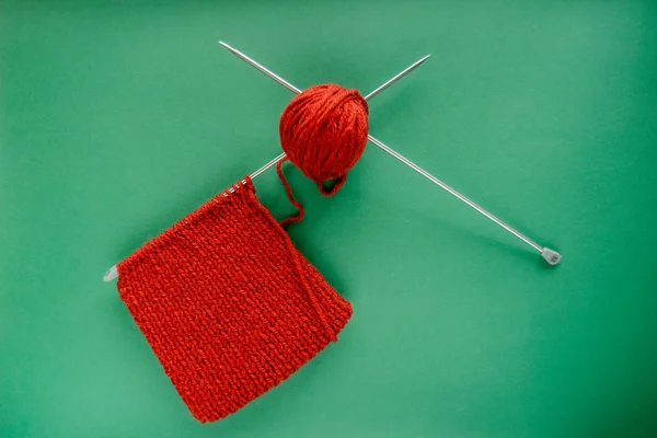 Lenço Vermelho Brilhante Com Agulhas Tricô Fundo Verde Contraste Verde — Fotografia de Stock