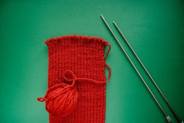 Lenço Vermelho Brilhante Com Agulhas Tricô Fundo Verde Contraste Verde — Fotografia de Stock