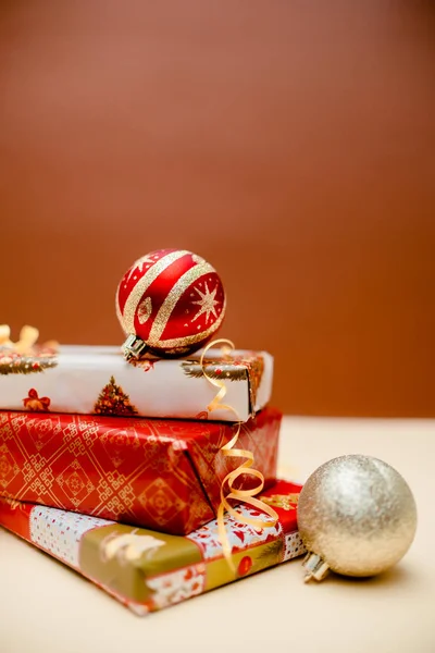 Concept Van Vakantie Presenteert Kerstballen Liggend Elkaar Groene Rode Gouden — Stockfoto